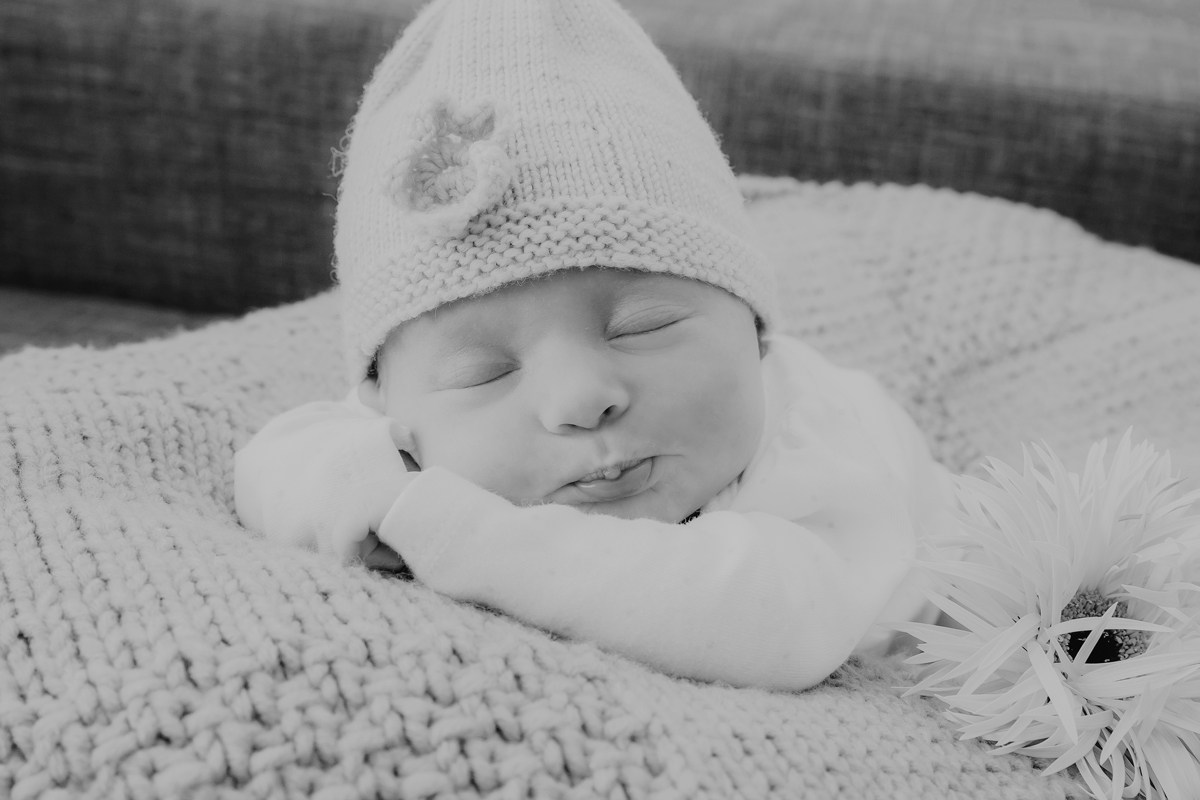 Slider_Baby-auf-Bauch_SW