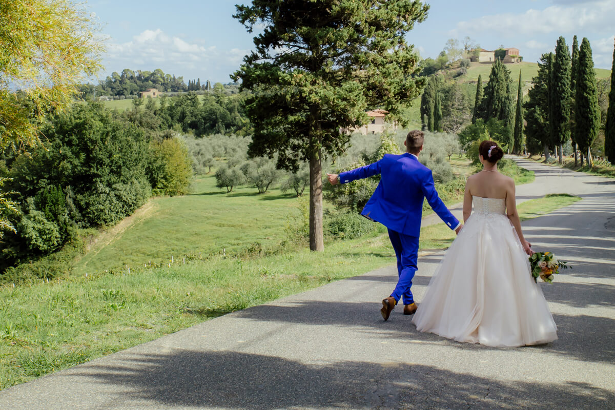 Brautpaar-Toscana-läuft-durch-Landschaft