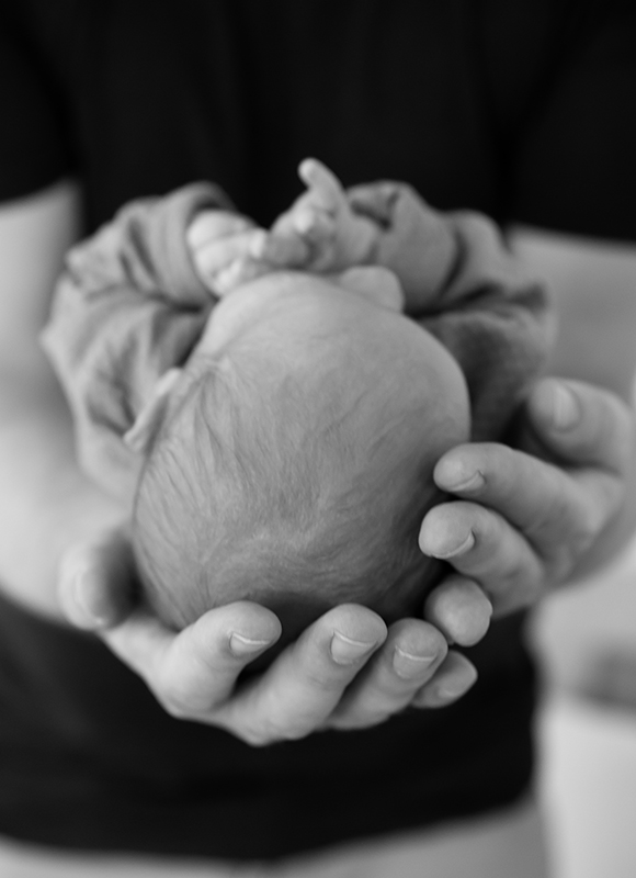 Newborn_Kopf_Hand