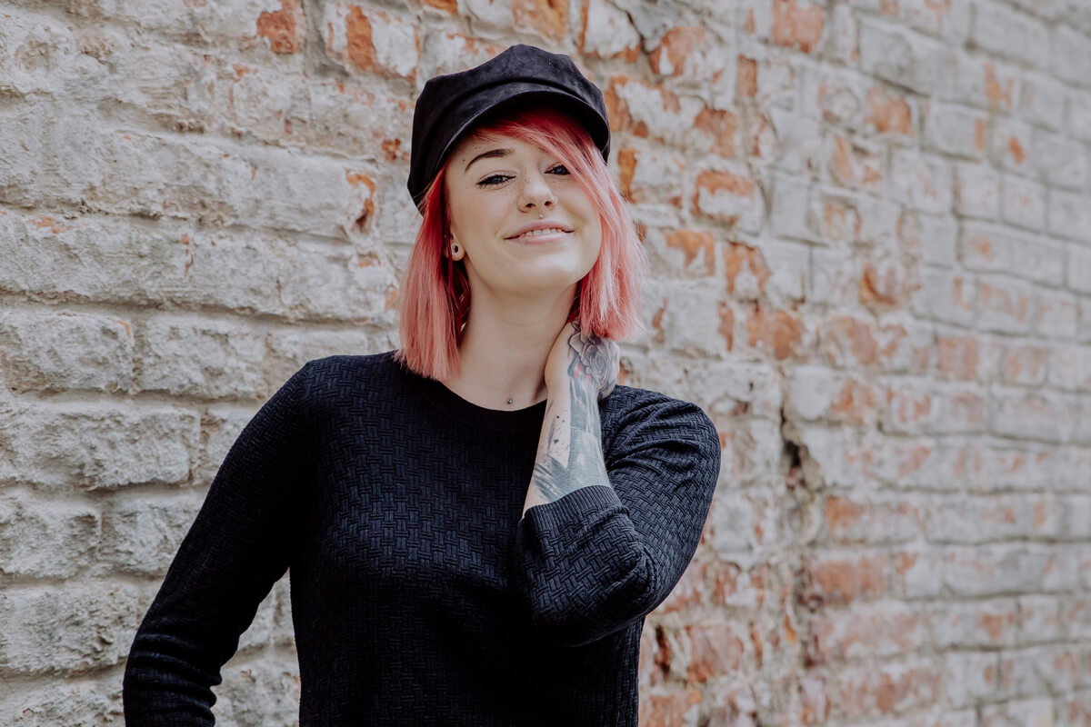 Portrait von Frau mit roten Haaren vor Steinwand Augsburg