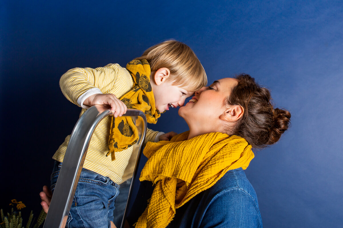 Mama und Sohn auf Leiter im Fotostudiofoto