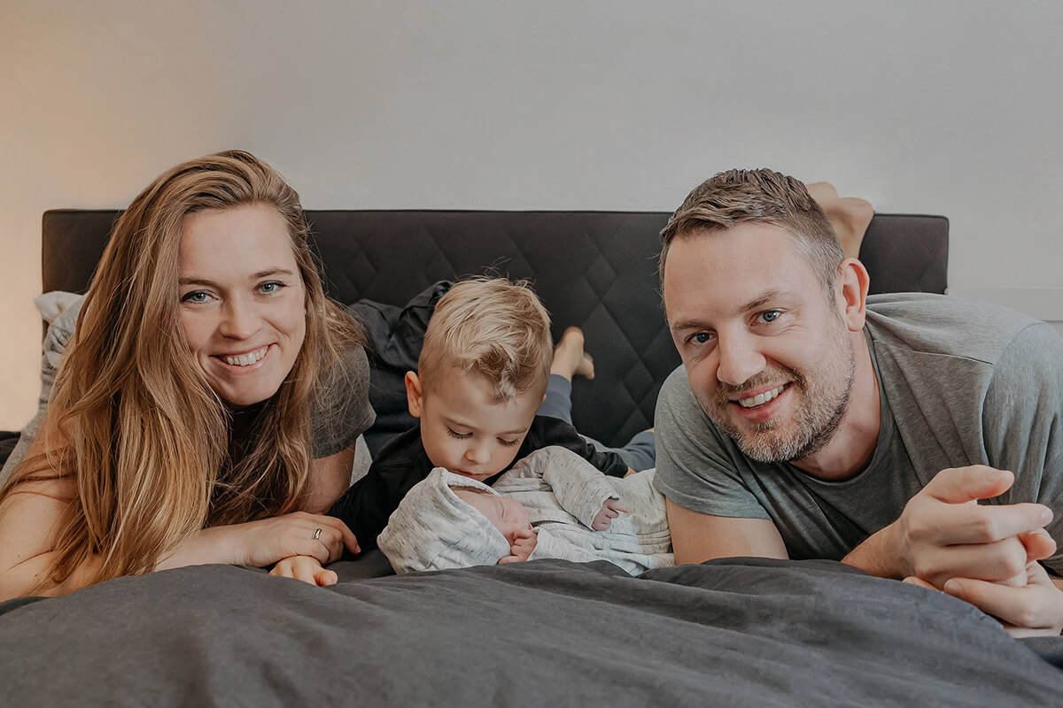 K.Trinkl-Newborn-Familie-im-Bett