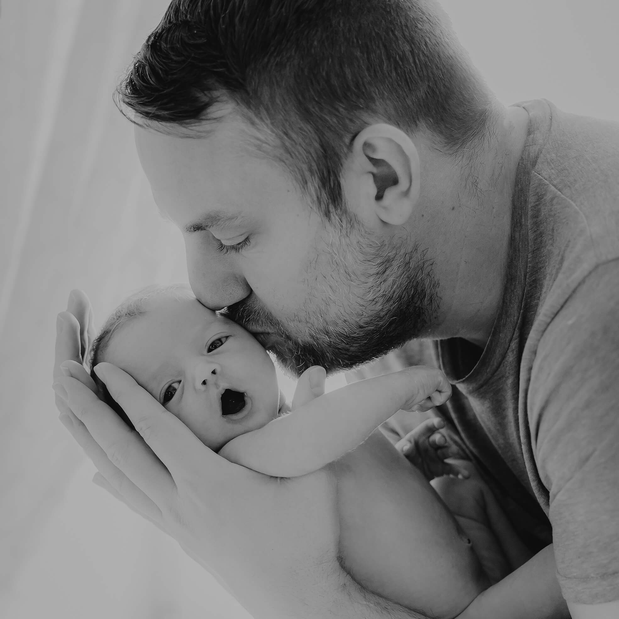 Newborn_Baby und Papa