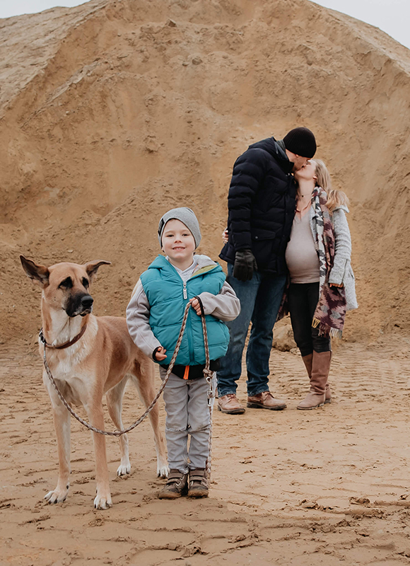 Schwangerschaftsshooting_Familie-im-Sand